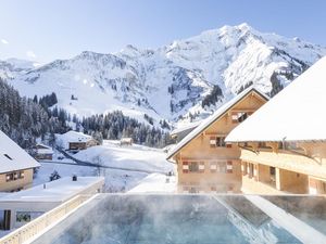 Beim Familien-Oster-Special vom Berghaus Schröcken am Arlberg lassen Youngsters nach einem aktiven Skitag ihren Ideen in der Kinderwerksatt freien Lauf, während die Eltern im Wellnessbereich mit Sauna, Dampfbad und beheiztem Außenpool relaxen Beim Familien-Oster-Special vom Berghaus Schröcken am Arlberg lassen Youngsters nach einem aktiven Skitag ihren Ideen in der Kinderwerksatt freien Lauf, während die Eltern im Wellnessbereich mit Sauna, Dampfbad und beheiztem Außenpool relaxen