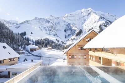 Beim Familien-Oster-Special vom Berghaus Schröcken am Arlberg lassen Youngsters nach einem aktiven Skitag ihren Ideen in der Kinderwerksatt freien Lauf, während die Eltern im Wellnessbereich mit Sauna, Dampfbad und beheiztem Außenpool relaxen