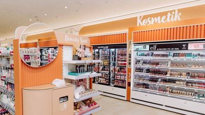 Der Kosmetikbereich ist in warmem Orange gehalten
