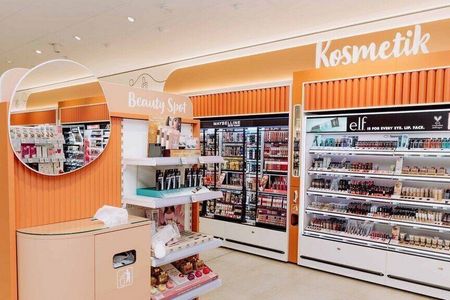 Der Kosmetikbereich ist in warmem Orange gehalten