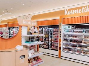 Der Kosmetikbereich ist in warmem Orange gehalten Der Kosmetikbereich ist in warmem Orange gehalten