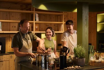 Spa mit Sauna, Dampfbad und Infinity Pool, Kochen, wann und wie man möchte: Im Hotel AUI in Meransen steht Gästen die große Community Kitchen im offenen Erdgeschoss jederzeit zur Verfügung