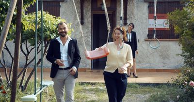 Rosas Sohn Sarkis (Robinson Stévenin) und seine Verlobte Alice (Lola Naymark) sehen sich nach einem Haus um