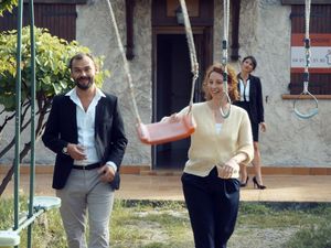 Rosas Sohn Sarkis (Robinson Stévenin) und seine Verlobte Alice (Lola Naymark) sehen sich nach einem Haus um Rosas Sohn Sarkis (Robinson Stévenin) und seine Verlobte Alice (Lola Naymark) sehen sich nach einem Haus um