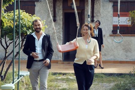 Rosas Sohn Sarkis (Robinson Stévenin) und seine Verlobte Alice (Lola Naymark) sehen sich nach einem Haus um