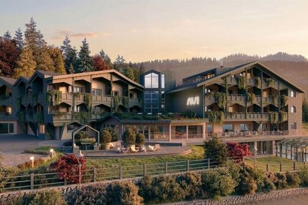 Das Hotel AUI zeigt sich von außen in moderner Chalet-Architektur mit viel Holz. Die grüne Fassade ist eine Hommage an die Lärche und fügt das Haus in die Landschaft von Meransen in Südtirol ein