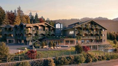 Das Hotel AUI zeigt sich von außen in moderner Chalet-Architektur mit viel Holz. Die grüne Fassade ist eine Hommage an die Lärche und fügt das Haus in die Landschaft von Meransen in Südtirol ein