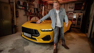 Knossi und sein neuer Ford Mustang