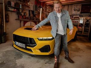 Knossi und sein neuer Ford Mustang Knossi und sein neuer Ford Mustang