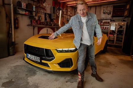 Knossi und sein neuer Ford Mustang