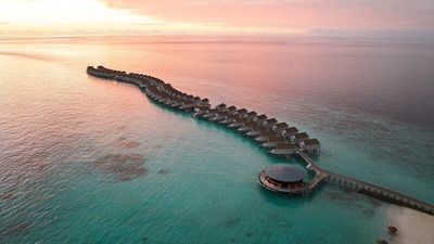 Ungestörte Stunden zu zweit verbringen Paare im Adults-Only-Hotel Centara Ras Fushi Resort & Spa Maldvies im Nord-Malé-Atoll