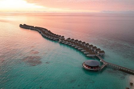 Ungestörte Stunden zu zweit verbringen Paare im Adults-Only-Hotel Centara Ras Fushi Resort & Spa Maldvies im Nord-Malé-Atoll