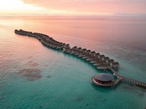 Ungestörte Stunden zu zweit verbringen Paare im Adults-Only-Hotel Centara Ras Fushi Resort & Spa Maldvies im Nord-Malé-Atoll Ungestörte Stunden zu zweit verbringen Paare im Adults-Only-Hotel Centara Ras Fushi Resort & Spa Maldvies im Nord-Malé-Atoll