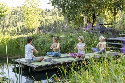 Die Coaching Retreats & Mental Skills Programme von Indigourlaub in den drei eigenen Häusern auf Mallorca (o.), im bayerischen Chiemgau (u. li., mi.) sowie im oberösterreichischen Mühlviertel