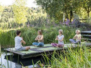 Die Coaching Retreats & Mental Skills Programme von Indigourlaub in den drei eigenen Häusern auf Mallorca (o.), im bayerischen Chiemgau (u. li., mi.) sowie im oberösterreichischen Mühlviertel Die Coaching Retreats & Mental Skills Programme von Indigourlaub in den drei eigenen Häusern auf Mallorca (o.), im bayerischen Chiemgau (u. li., mi.) sowie im oberösterreichischen Mühlviertel