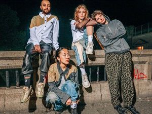 Jägermeister launcht gemeinsam mit dem Berliner Fashion-Künstler Damur Huang eine eigene Streetwear-Kollektion mit dem Namen High Energy Jägermeister launcht gemeinsam mit dem Berliner Fashion-Künstler Damur Huang eine eigene Streetwear-Kollektion mit dem Namen High Energy