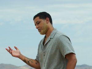 Die ruhige Art von ALEXANDER NATE lassen einen mit seiner Musik verschmelzen Die ruhige Art von ALEXANDER NATE lassen einen mit seiner Musik verschmelzen