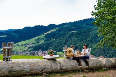 Im Donissi Hofladen von Markus Schwarz lässt sich der Rucksack mit regionalen Spezialitäten füllen – fürs Picknick auf der Tour