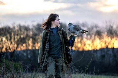 Nach der Eingewöhnungsphase trainiert Helen (Claire Foy) mit ihrem geliebten Habicht Mabel draußen in der Natur