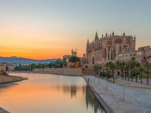 Von der Finca über das Retreat Center bis hin zum Strandhotel – so vielfältige Unterkunftsmöglichkeiten haben Mallorca-Urlauber. Einmalig hingegen ist die Kathedrale La Seu in der Inselhauptstadt Palma Von der Finca über das Retreat Center bis hin zum Strandhotel – so vielfältige Unterkunftsmöglichkeiten haben Mallorca-Urlauber. Einmalig hingegen ist die Kathedrale La Seu in der Inselhauptstadt Palma