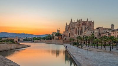 Von der Finca über das Retreat Center bis hin zum Strandhotel – so vielfältige Unterkunftsmöglichkeiten haben Mallorca-Urlauber. Einmalig hingegen ist die Kathedrale La Seu in der Inselhauptstadt Palma