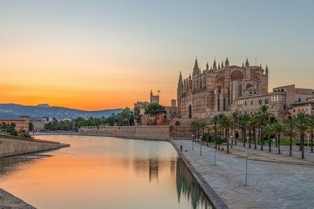 Von der Finca über das Retreat Center bis hin zum Strandhotel – so vielfältige Unterkunftsmöglichkeiten haben Mallorca-Urlauber. Einmalig hingegen ist die Kathedrale La Seu in der Inselhauptstadt Palma