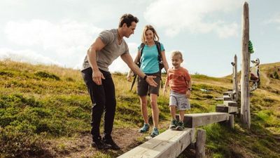 Die Familienwanderung Golzentipp in Osttirol sorgt mit Geschicklichkeitstests über Holzstämme für aufregende Erlebnisse bei den Kleinen