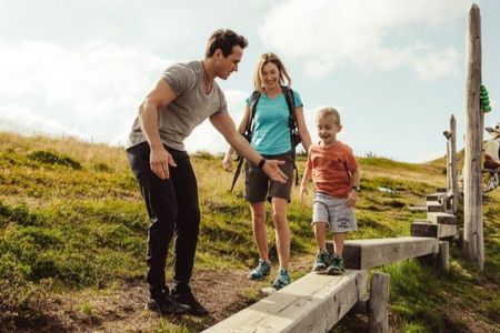 Die Familienwanderung Golzentipp in Osttirol sorgt mit Geschicklichkeitstests über Holzstämme für aufregende Erlebnisse bei den Kleinen