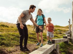 Die Familienwanderung Golzentipp in Osttirol sorgt mit Geschicklichkeitstests über Holzstämme für aufregende Erlebnisse bei den Kleinen Die Familienwanderung Golzentipp in Osttirol sorgt mit Geschicklichkeitstests über Holzstämme für aufregende Erlebnisse bei den Kleinen