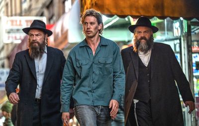 Hank (Austin Butler, Mitte) geht ein Bündnis mit Lipa (Liev Schreiber, li) und Shmully (Vincent D'Onofrio, re) ein