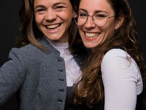 Die Schwestern Eva (li.) und Tanja Hauber leiten das Vier-Sterne-Superior-Hotel Haubers Naturresort in Oberstaufen