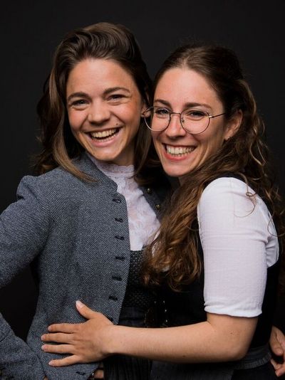 Die Schwestern Eva (li.) und Tanja Hauber leiten das Vier-Sterne-Superior-Hotel Haubers Naturresort in Oberstaufen