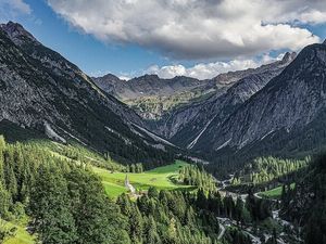 Auf dem Lechi Rundwanderweg genießen Wanderer den Blick über Österreichs kleinste Gemeinde – das Auszeitdorf Gramais im Tiroler Lechtal Auf dem Lechi Rundwanderweg genießen Wanderer den Blick über Österreichs kleinste Gemeinde – das Auszeitdorf Gramais im Tiroler Lechtal