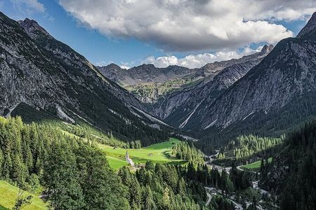 Auf dem Lechi Rundwanderweg genießen Wanderer den Blick über Österreichs kleinste Gemeinde – das Auszeitdorf Gramais im Tiroler Lechtal
