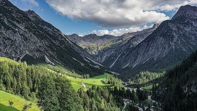 Auf dem Lechi Rundwanderweg genießen Wanderer den Blick über Österreichs kleinste Gemeinde – das Auszeitdorf Gramais im Tiroler Lechtal