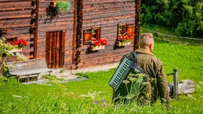 Im Rahmen des Lechtaler Bergherbsts 2025 sorgen Volksmusiker und Schlagerbands für Stimmung auf den Almen