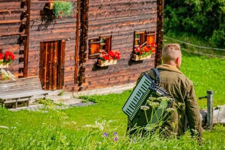 Im Rahmen des Lechtaler Bergherbsts 2025 sorgen Volksmusiker und Schlagerbands für Stimmung auf den Almen