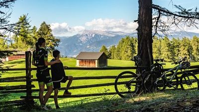 Beim Biken rund um das Hotel Steiner bei Bozen genießen Aktive immer wieder den Ausblick auf Südtirols Bergwelt