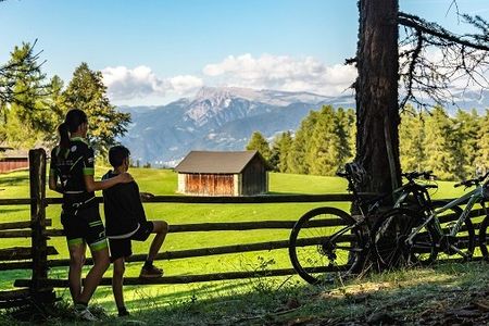 Beim Biken rund um das Hotel Steiner bei Bozen genießen Aktive immer wieder den Ausblick auf Südtirols Bergwelt