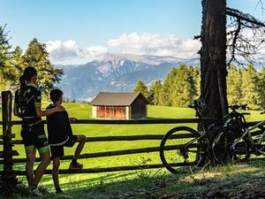 Beim Biken rund um das Hotel Steiner bei Bozen genießen Aktive immer wieder den Ausblick auf Südtirols Bergwelt Beim Biken rund um das Hotel Steiner bei Bozen genießen Aktive immer wieder den Ausblick auf Südtirols Bergwelt