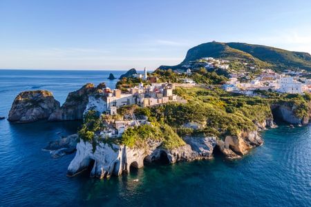 Malerische Küstenlandschaft der Insel Ponza in Italien