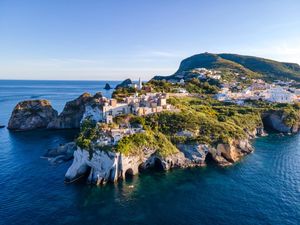 Malerische Küstenlandschaft der Insel Ponza in Italien Malerische Küstenlandschaft der Insel Ponza in Italien