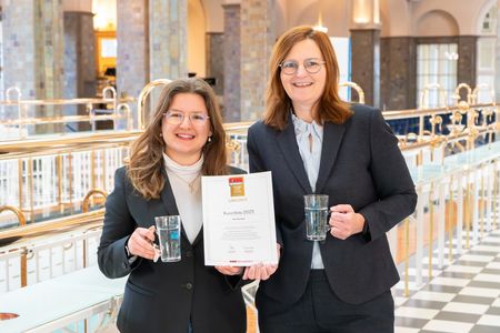 Julia Schmitt und Sylvie Thormann freuen sich über die Auszeichnung