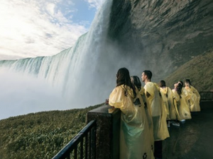 V.l.n.r.: Table Rock Centre mit Blick auf die Niagarafälle, bei Journey Behind the Falls den Wasserfällen ganz nah kommen, neue Attraktion Niagara Takes Flight ab Ende August 2025