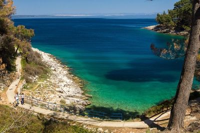 Wanderwege entlang der blauen Küste in Kroatien