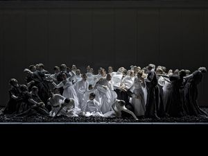Szenenfoto mit dem Opernchor aus „Macbeth" Spielzeit 2023/2024 Szenenfoto mit dem Opernchor aus „Macbeth" Spielzeit 2023/2024