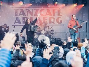 Après Ski mit Stil in Österreichs größtem Wintersportgebiet – im Frühjahr 2024 steigt das „Tanzcafé Arlberg Music Festival“ Après Ski mit Stil in Österreichs größtem Wintersportgebiet – im Frühjahr 2024 steigt das „Tanzcafé Arlberg Music Festival“