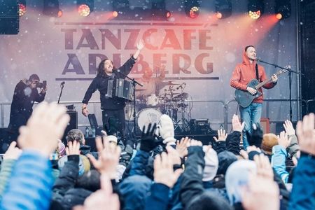 Après Ski mit Stil in Österreichs größtem Wintersportgebiet – im Frühjahr 2024 steigt das „Tanzcafé Arlberg Music Festival“ 