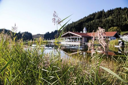 Der große Wellnessbereich von Haubers Naturresort in Oberstaufen/Allgäu befindet sich im 2.500 Quadratmeter großen „Haus am See“ direkt am hauseigenen Naturbadesee
