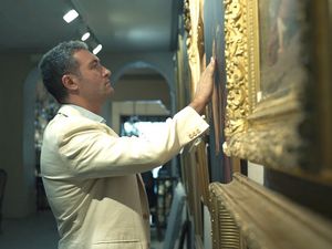Kunsthändler Filippo Benappi betrachtet das Bild Kunsthändler Filippo Benappi betrachtet das Bild